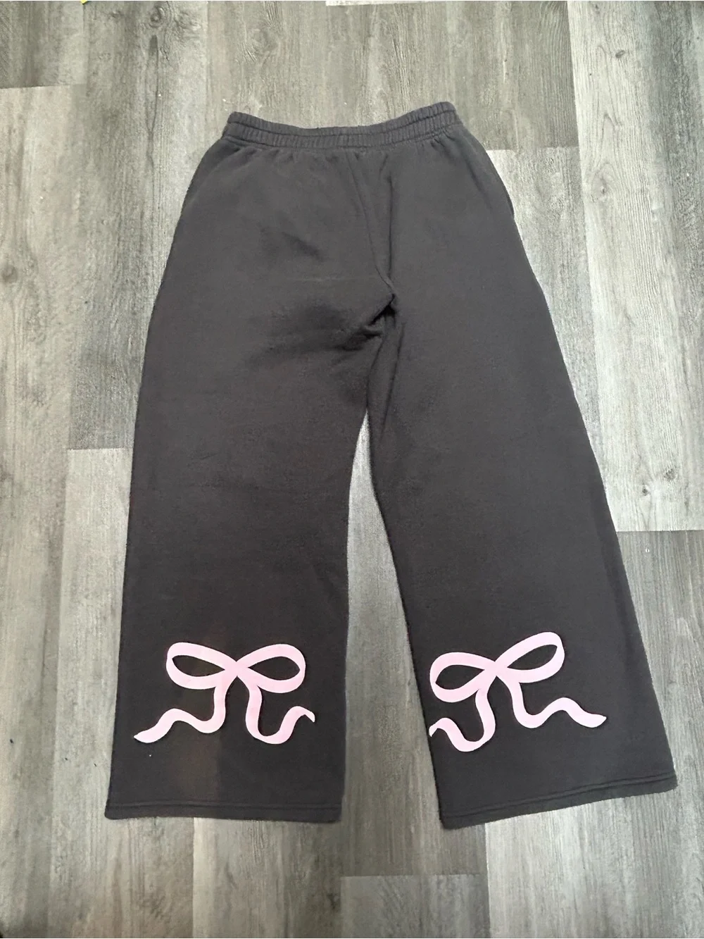 EDIKTED Bonnie bow gray and pink sweatpants